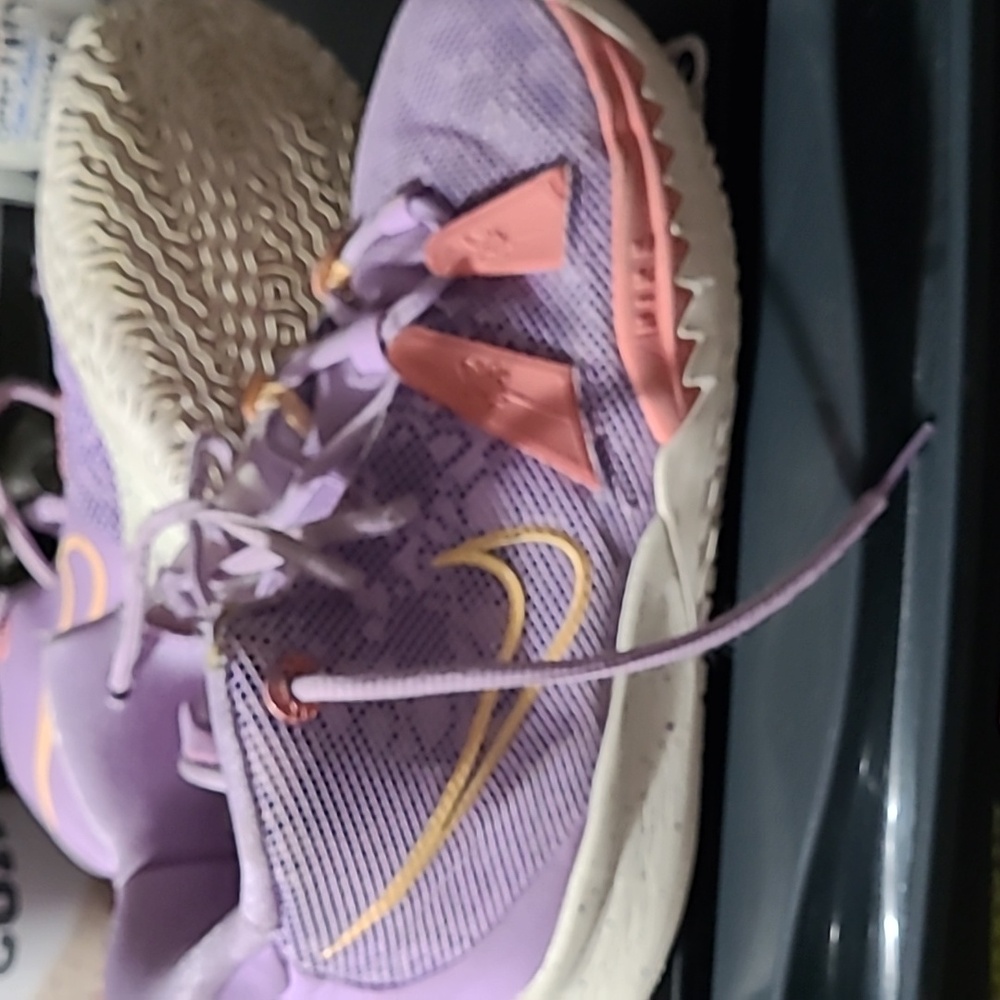 Kyries size 5 youth